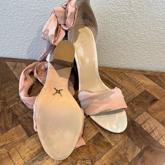 Super cute Pink Camo Nicole Miller sandals. - Picture 5 of 7